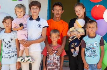 27 миллионов тенге собрали нефтяники на жилье для многодетной семьи