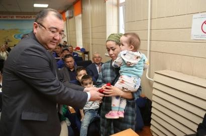 Атырау мұнайшылары асыраушысынан айырылған көпбалалы анаға пәтер сыйлады