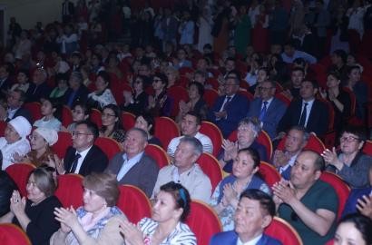М.Әуезов атындағы Қазақ ұлттық драма театрының әртістері Ембі мұнайшыларын ғасырлық мерейтойымен құттықтады