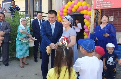 Мұнайшылар жалғызбасты анаға пәтер алып берді