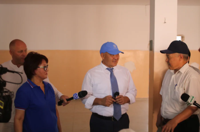 Атыраулық ірі компания арыстық 400 балаға мектеп формасын таратты