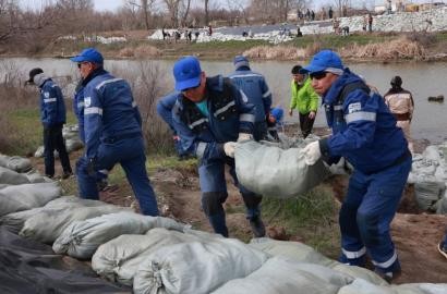 В Атырау нефтяники, не занятые в основной деятельности, строят дамбы