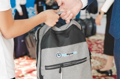 Нефтяники Эмбы подарили детям школьные наборы