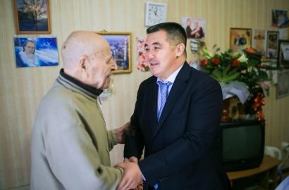 The BoD Chairman of “Embamunaygas” JSC (further EMG or Company), A. Y. Zhaksybekov, has paid a visit to Atyrau old people and people with limited abilities home devoted to the Internaitonal old people’s day