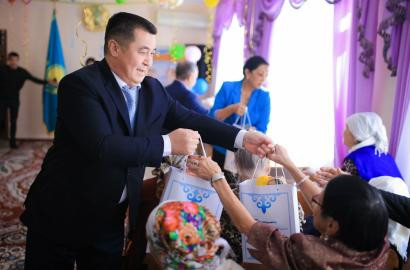 The BoD Chairman of “Embamunaygas” JSC (further EMG or Company), A. Y. Zhaksybekov, has paid a visit to Atyrau old people and people with limited abilities home devoted to the Internaitonal old people’s day