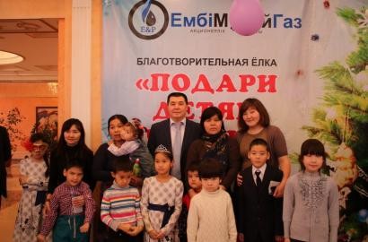 АО «Эмбамунайгаз» (далее ЭМГ или Компания) провело благотворительные елки для детей с ограниченными возможностями и социально-уязвимых слоев населения