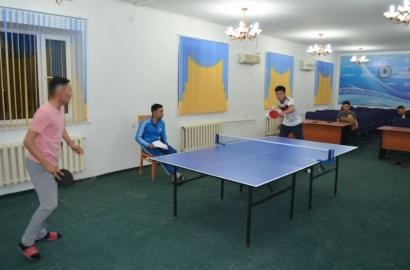 How do oil workers spend their leisure time?