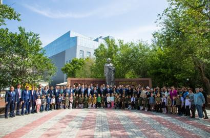 JSC Embamunaigas staff commemorate the heroes of the Victory