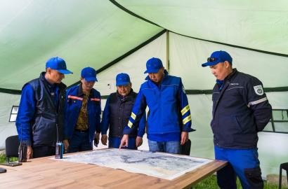 On the water line: Embamunaigas oilmen are facing the threat of floods    