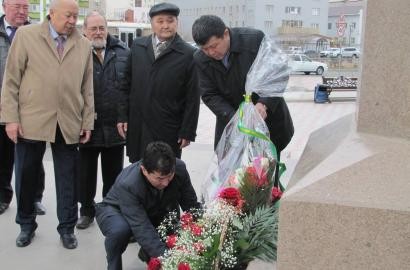 Ескерткішке гүл шоқтарын қойды