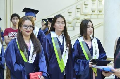 «Ембімұнайгаз» АҚ (ЭМГ немесе Компания) дуалдық оқу бағдарламасы бойынша пилоттық жобаның алғашқы түлектері-20 студентке еңбек кітапшасын салтанатты түрде табыс етті