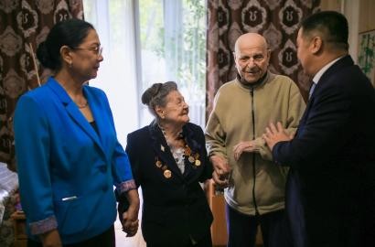 Халықаралық қарттар күніне орай «Ембімұнайгаз» АҚ (бұдан әрі ЕМГ немесе Компания) Басқарма төрағасы Ә.Е.Жақсыбеков Атырау облыстық қарттар және мүмкіндігі шектеулі жандар үйіне барды