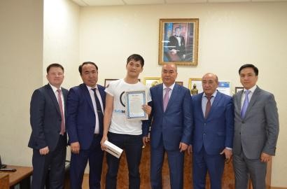 «ҚазМұнайГаз» Барлау Өндіру» АҚ бас директоры, «Ембімұнайгаз» АҚ бас директорының бірінші орынбасары (Компания немесе ЕМГ) Қ.О.Есқазиев ЕМГ кубогы үшін ММА бойынша өткен Халықаралық турнирдің жеңімпазы Исатай Теміровті қабылдады