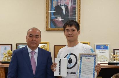 «ҚазМұнайГаз» Барлау Өндіру» АҚ бас директоры, «Ембімұнайгаз» АҚ бас директорының бірінші орынбасары (Компания немесе ЕМГ) Қ.О.Есқазиев ЕМГ кубогы үшін ММА бойынша өткен Халықаралық турнирдің жеңімпазы Исатай Теміровті қабылдады
