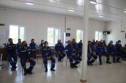 В нефтяной Эмбе вакцинировалась около трети трудового коллектива 