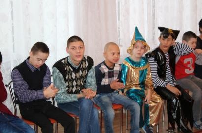 АО «Эмбамунайгаз» (далее ЭМГ или Компания) провело благотворительные елки для детей с ограниченными возможностями и социально-уязвимых слоев населения