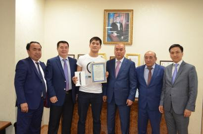 Генеральный директор АО «Разведка Добыча «КазМунайГаз», первый заместитель генерального директора АО «Эмбамунайгаз» (далее ЭМГ или Компания) К.О. ИСКАЗИЕВ принял победителя Международного турнира по ММА на приз ЭМГ, Исатая ТЕМИРОВА